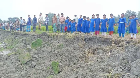 কুড়িগ্রামে নদী ভাঙন রোধে ব্যবস্থা নেয়ার দাবিতে মানববন্ধন