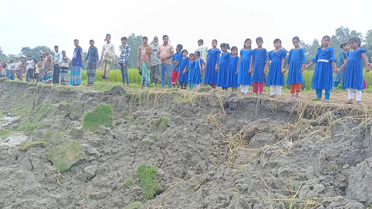 কুড়িগ্রামে নদী ভাঙন রোধে ব্যবস্থা নেয়ার দাবিতে মানববন্ধন