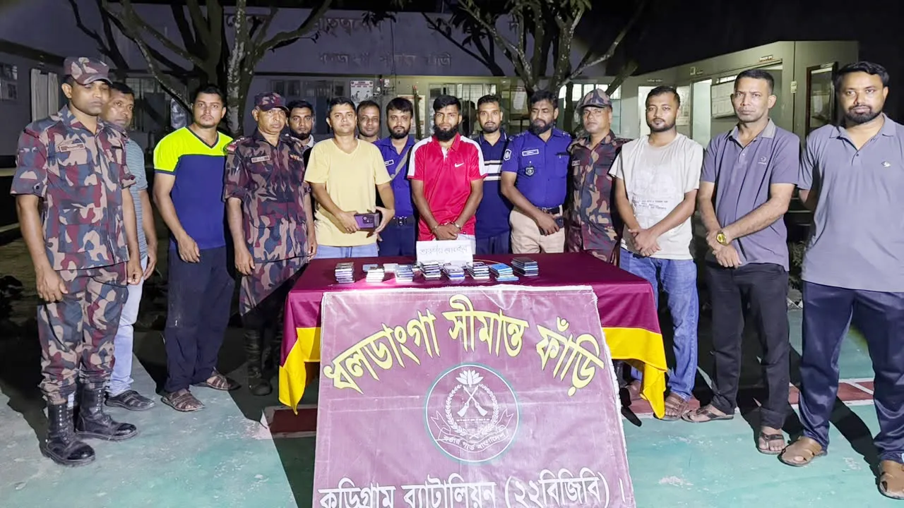 কুড়িগ্রামে মুরগির খোঁয়াড় থেকে ভারতীয় চোরাই মোবাইল জব্দ, আটক ১
