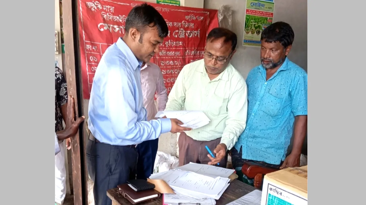 উলিপুরে অবৈধভাবে সার মজুদ, ব্যবসায়ীকে জরিমানা