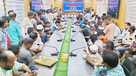 ভূরুঙ্গামারীতে অগ্নিকাণ্ডে ক্ষতিগ্রস্ত ব্যবসায়ীদের অর্থ সহায়তা প্রদান