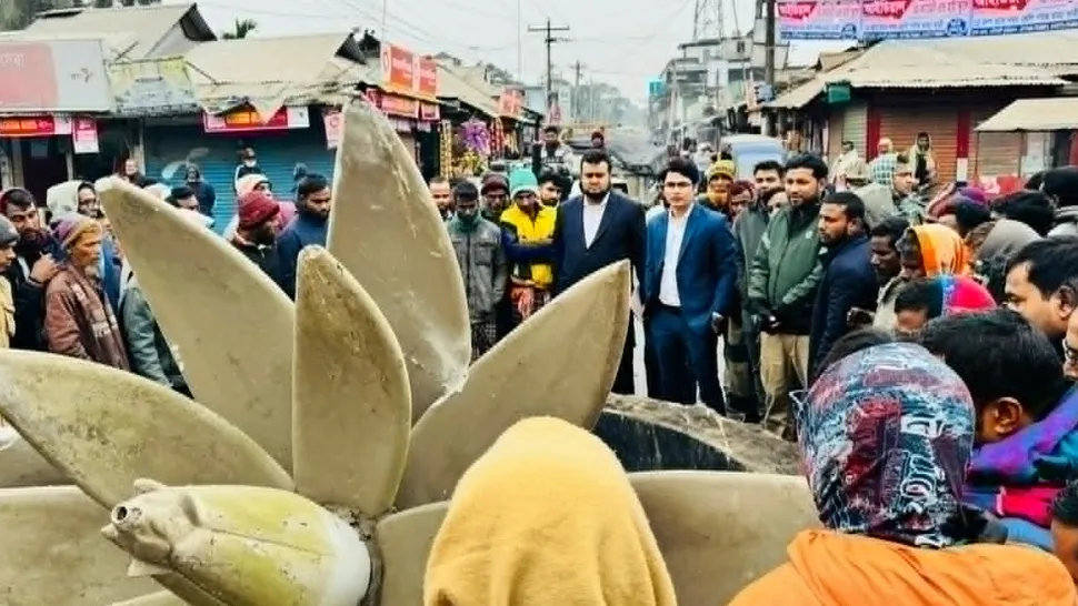 রৌমারীতে নিয়ন্ত্রণহীন কোচের ধাক্কায় ভেঙে পড়েছে শাপলা ভাস্কর্য
