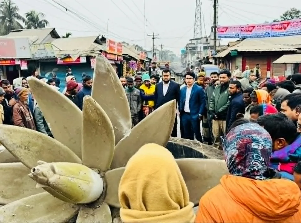 রৌমারীতে নিয়ন্ত্রণহীন কোচের ধাক্কায় ভেঙে পড়েছে শাপলা ভাস্কর্য