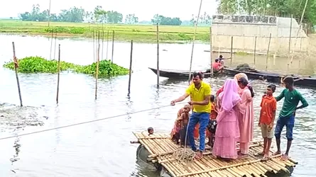কুড়িগ্রামে খালে ঝুঁকিপূর্ণ পারাপার, দুর্ভোগে ২০ হাজার মানুষ