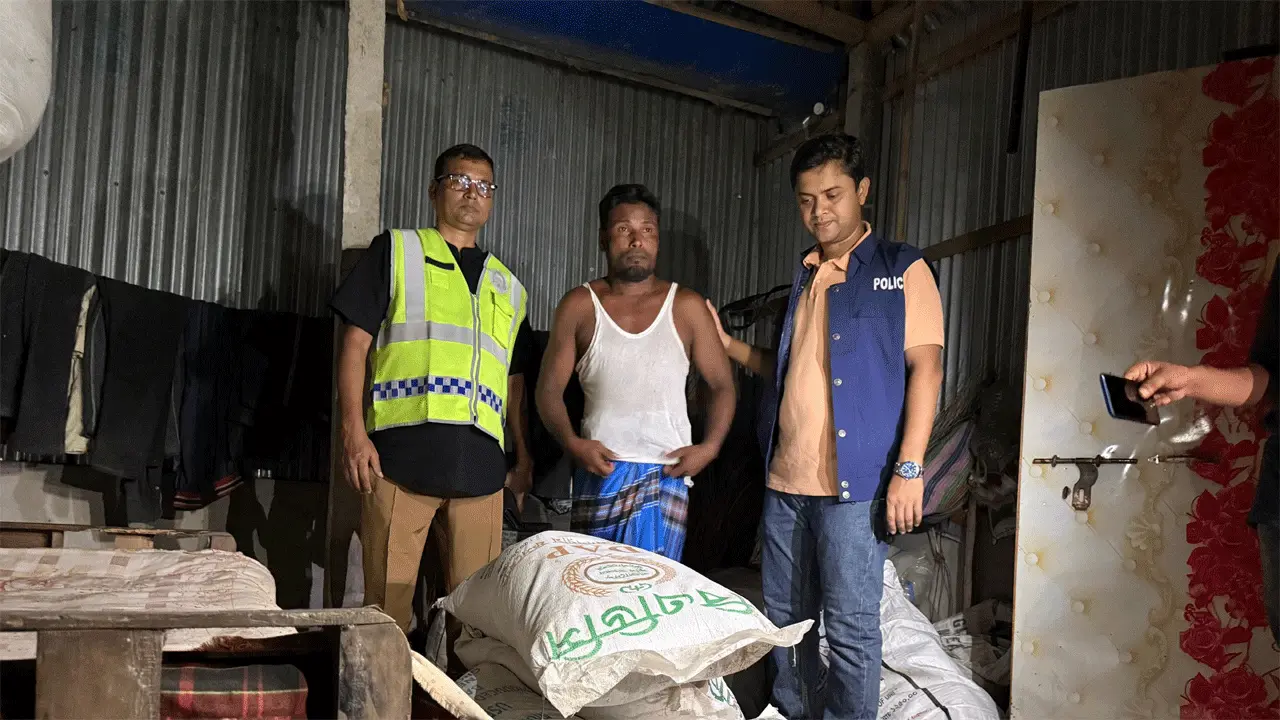 কুড়িগ্রামে অভিযানে ২১৫০ কেজি সার উদ্ধার, ২ জনকে জরিমানা