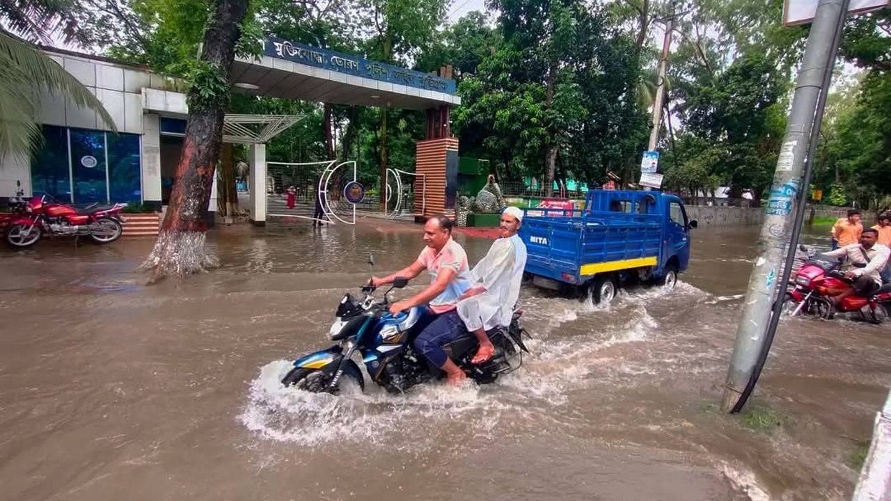 কুড়িগ্রামে ভারী বৃষ্টিপাত, ভোগান্তিতে পৌরবাসী