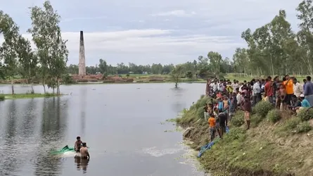 কুড়িগ্রামে ভুট্টাবোঝাই ট্রাক উলটে পানিতে