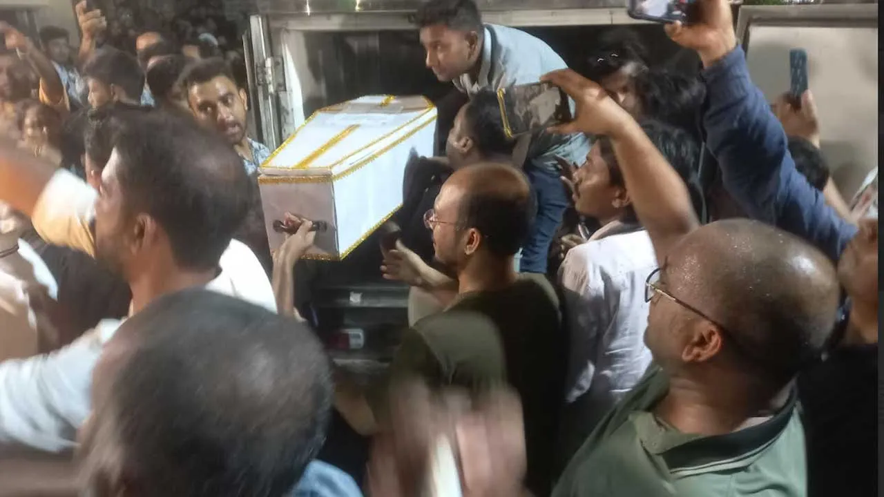 সাংবাদিক দেবাশীষ দম্পতির পরিবারের চার সদস্যের সৎকার ও দাফন সম্পন্ন