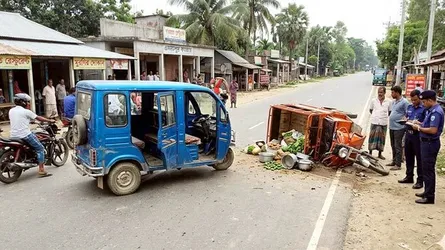 কুমারখালীতে অটোরিকশা-ভ্যান সংঘর্ষে একব্যক্তি নিহত