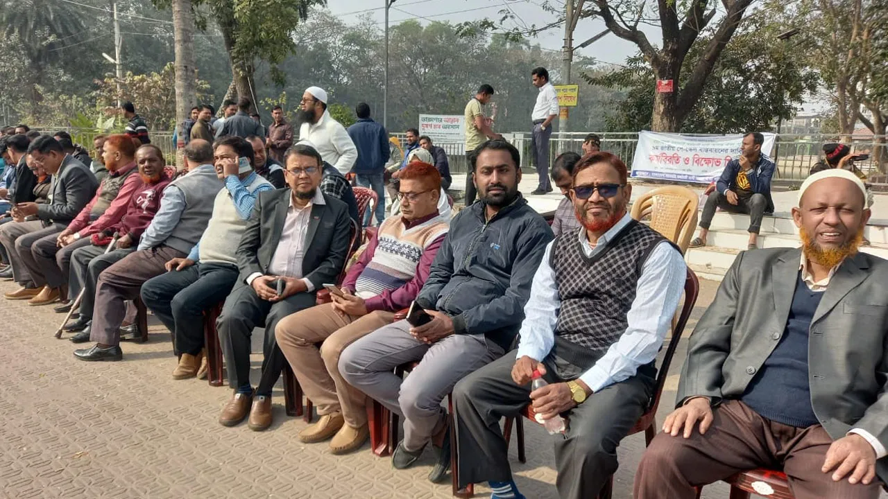 কুষ্টিয়ায় দ্বিতীয় দিনের মতো সরকারি কর্মচারীদের কর্মবিরতি পালন