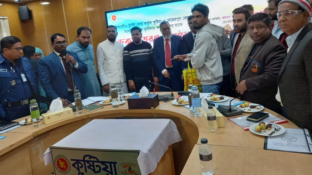 কুষ্টিয়ায় সড়ক দুর্ঘটনায় নিহত ও আহতদের ৭০ পরিবারের মধ্যে চেক বিতরণ