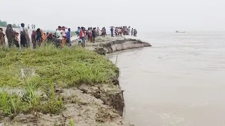 দৌলতপুরে পদ্মার পাড় ধসে ২ শিশু নদীতে, নিখোঁজ ১