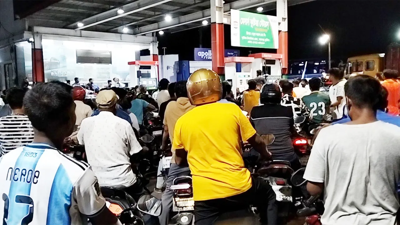 কুষ্টিয়ায় গভীর রাতে পেট্রোল পাম্পে মোটরসাইকেল চালকদের দীর্ঘ লাইন