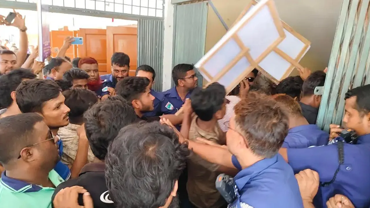 কুষ্টিয়ার কুমারখালীতে ইউএনও অফিস ঘেরাও