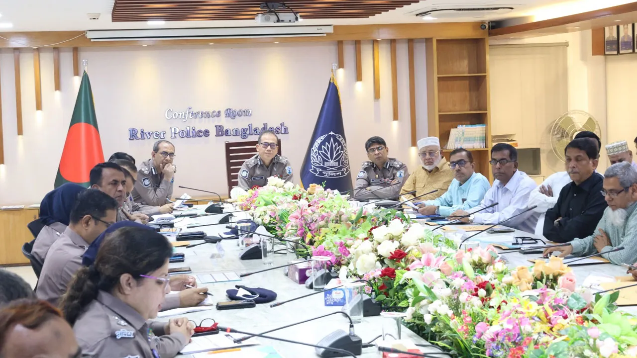 ঘরমুখো মানুষের ঈদযাত্রা নিরাপদ করতে আন্তরিকভাবে কাজ করছে নৌ পুলিশ