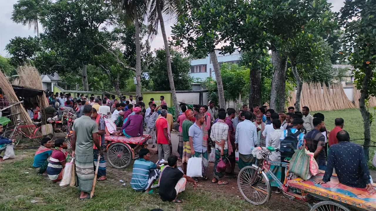 বোয়ালমারীতে কাজের সন্ধানে ‘শ্রমিক হাটে’ বিভিন্ন জেলার মানুষ