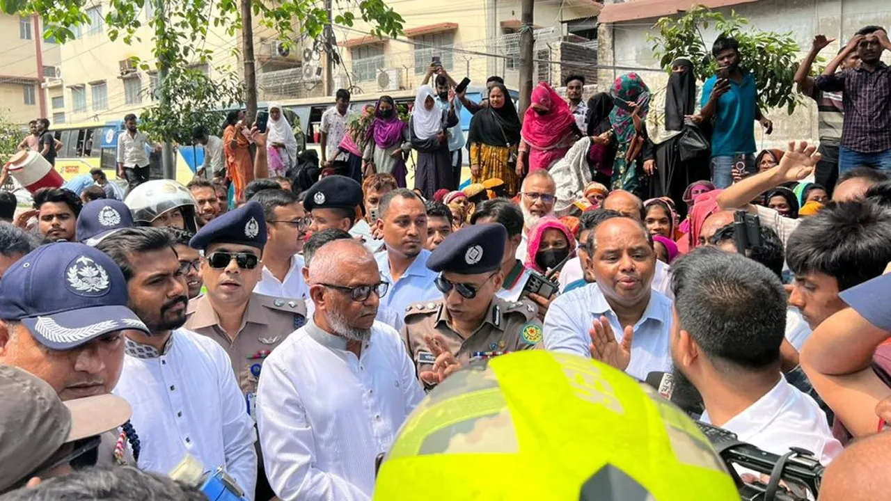 শ্রমমন্ত্রীর হস্তক্ষেপে শ্রমিকদের সড়ক অবরোধ প্রত্যাহার