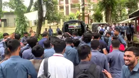 লক্ষ্মীপুরে শিক্ষার্থীদের ওপর নিষিদ্ধ ছাত্রলীগের হামলা, ২ জনকে গণপিটুনি