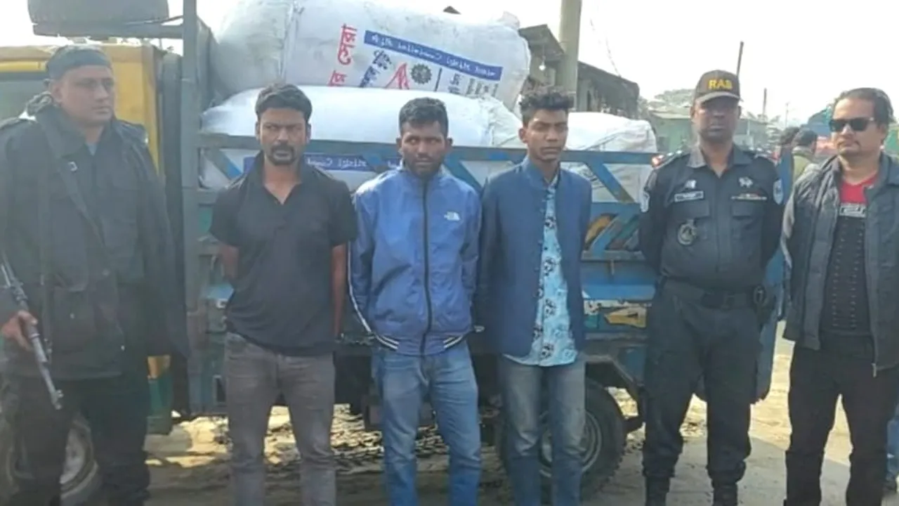 লক্ষ্মীপুরে ৫৫ কেজি গাঁজা ও পিকআপভ্যানসহ ৩ মাদক কারবারি আটক