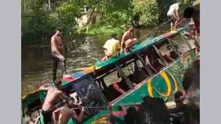 লক্ষ্মীপুরে নিয়ন্ত্রণ হারিয়ে বাস খালে : নিহত ৫, আহত ২০