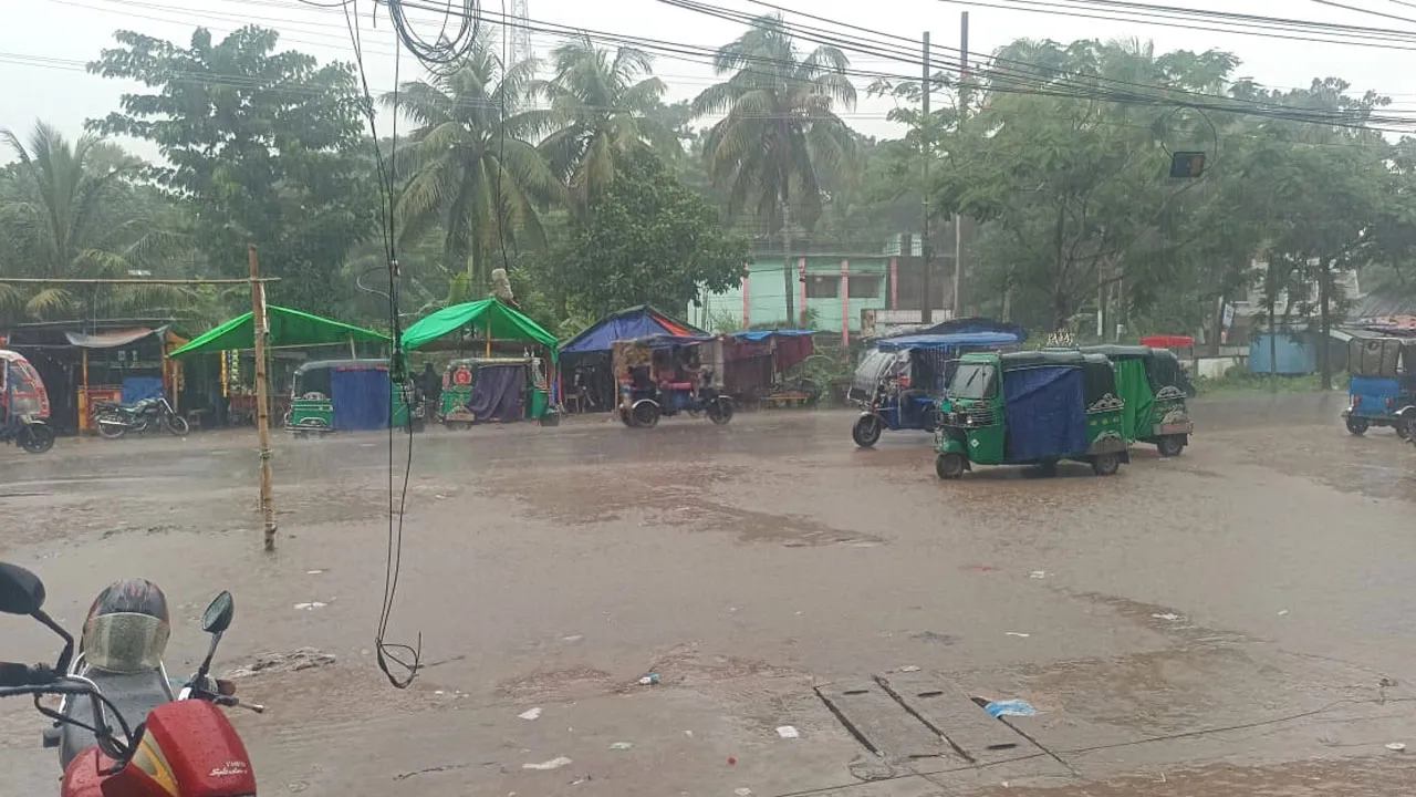 লক্ষ্মীপুরে মৌসুমের সর্বোচ্চ বৃষ্টিতে নাকাল জনজীবন