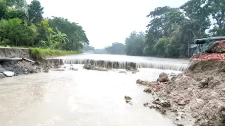 লক্ষ্মীপুরে জোয়ারের চাপে ভেসে গেল সড়ক, দুর্ভোগে ২০ হাজার বাসিন্দা