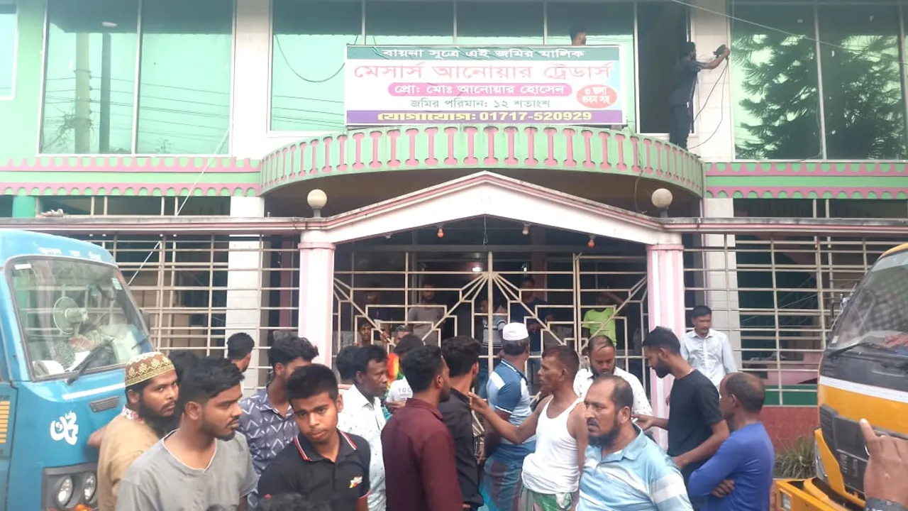 লক্ষ্মীপুরে অবৈধভাবে ভবনসহ ৪ কোটি টাকার সম্পত্তি দখল, গ্রেফতার ৪১