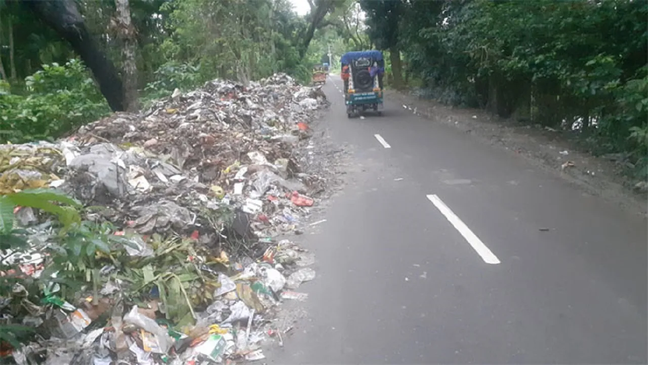 লালমোহনে সড়কের পাশে ময়লার ভাগাড়, স্থায়ী ডাম্পিং স্টেশন নির্মাণের দাবি