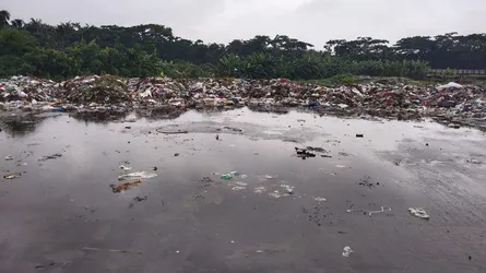 লালমোহন পৌরসভার ময়লা ফেলা হচ্ছে হেলিপ্যাডের ওপর!