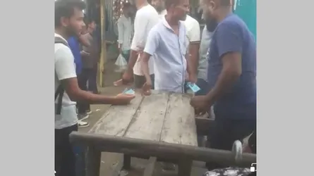 অতিরিক্ত টোল আদায়ের ভিডিও ধারণ করায় ছিনিয়ে নিলো সাংবাদিকের মোবাইল