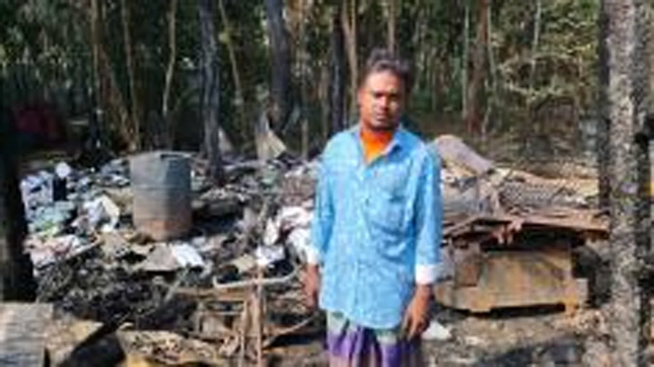 লালমোহনে ভাঙারি গুদামে আগুন, ৭ লাখ টাকার মালামাল পুড়ে ছাই