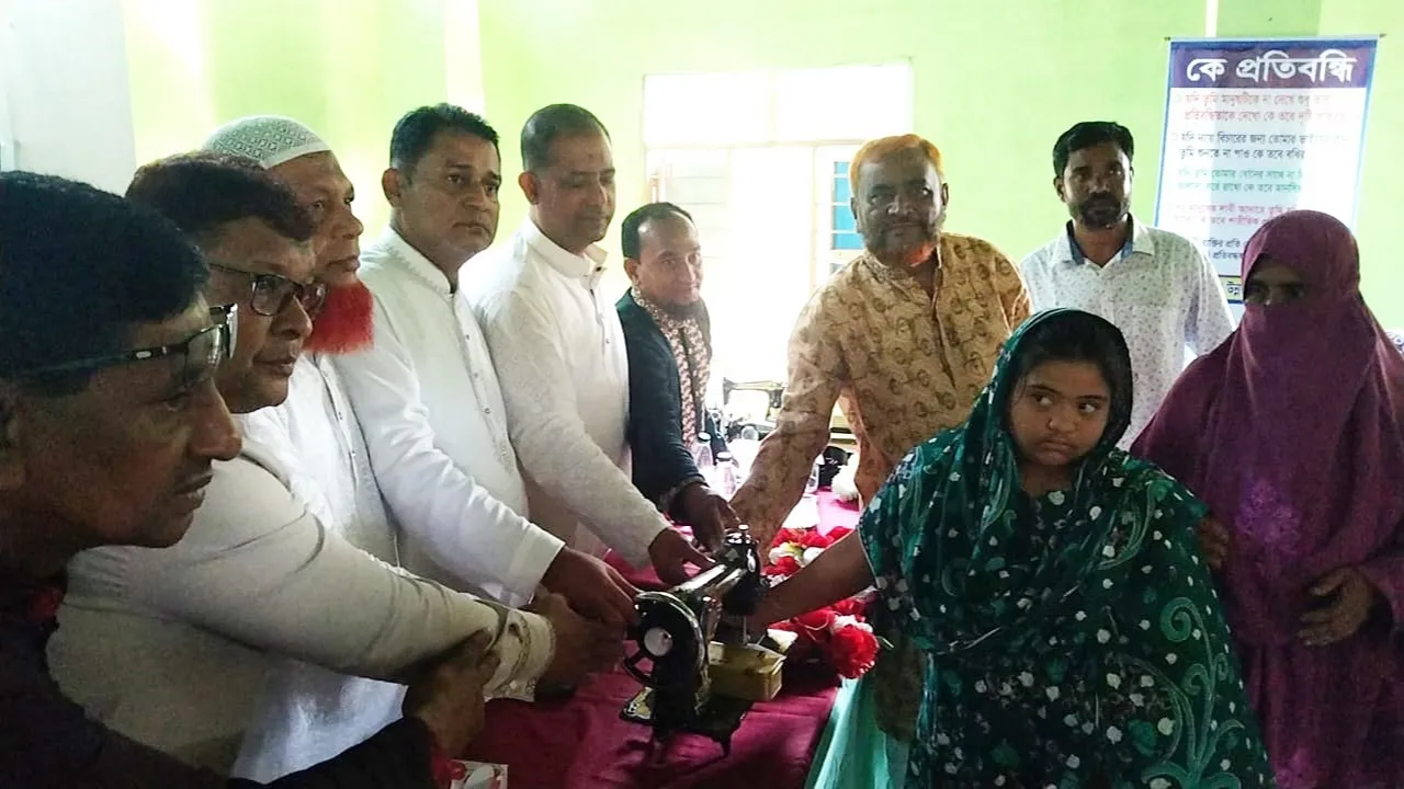 লালমোহনে প্রতিবন্ধীদের মাঝে হুইল চেয়ার ও সেলাই মেশিন বিতরণ