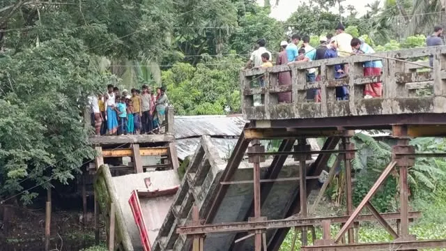 ২ মাসেও হয়নি লালমোহনের বেতুয়া খাল ব্রিজ, জনদুর্ভোগ