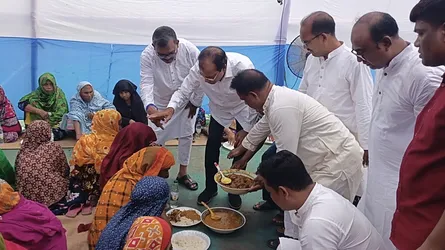 লালমনিরহাটে দুস্থদের মাঝে বিএনপির খাবার বিতরণ
