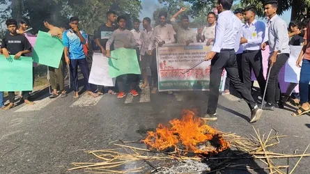লালমনিরহাটে  আইএলএসটি শিক্ষার্থীদের মহাসড়ক অবরোধ