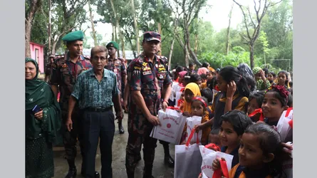 লালমনিরহাটে সীমান্তে সুবিধাবঞ্চিত শিক্ষার্থীদের মাঝে বিজিবির শিক্ষা উপকরণ বিতরণ
