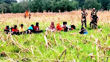 ১০ নারী-পুরুষকে শূন্য রেখা থেকে ফেরত নিয়ে গেল বিএসএফ