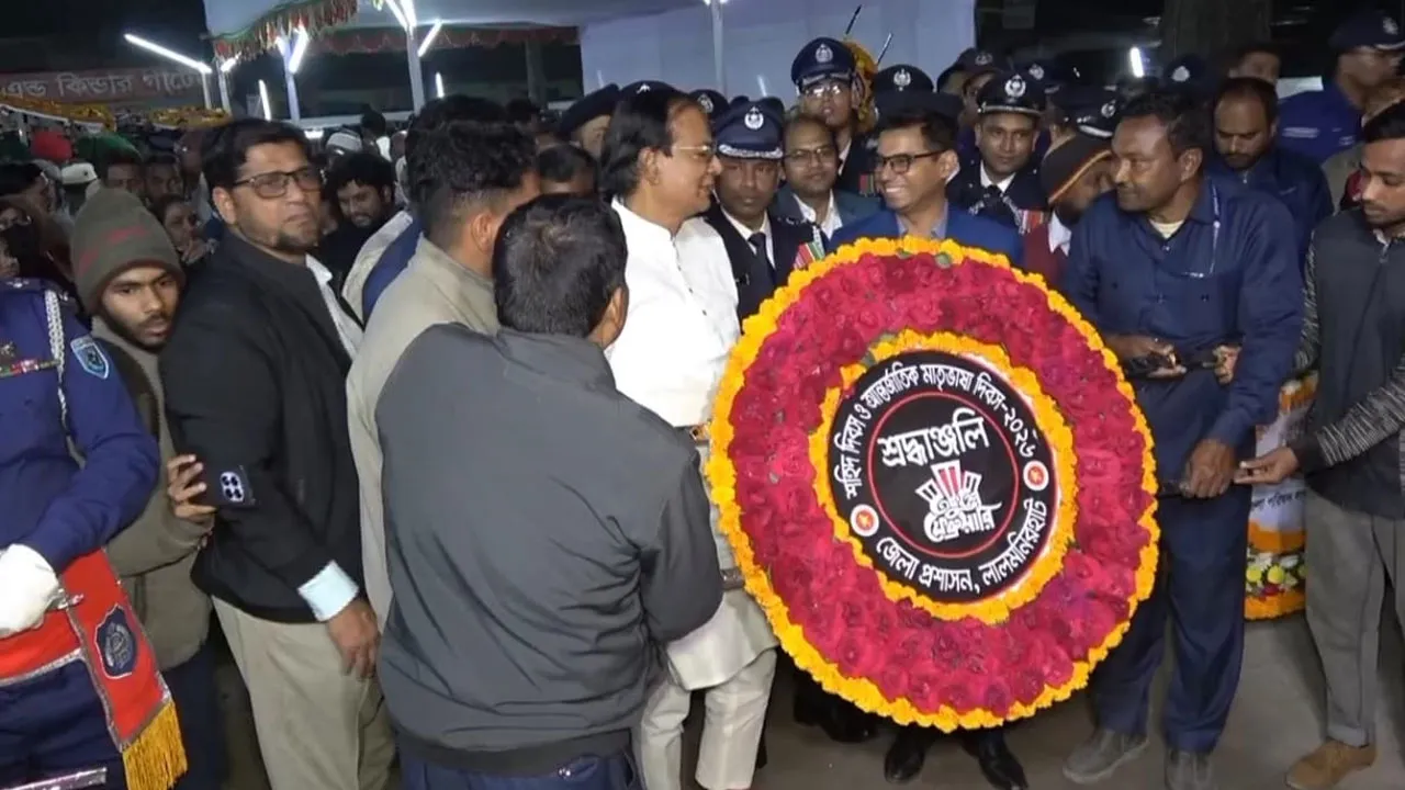 শহীদ বেদিতে এসে নিজ নামে পুষ্পস্তবক না পেয়ে বিব্রত মন্ত্রী