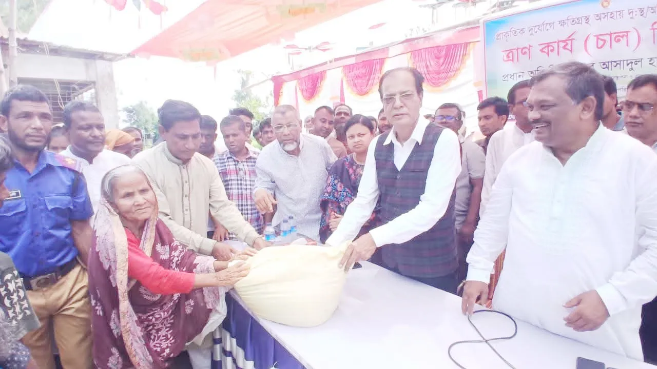 লালমনিরহাটে বন্যায় ক্ষতিগ্রস্ত ১৫০০ পরিবার পেল খাদ্য ও অর্থ সহায়তা