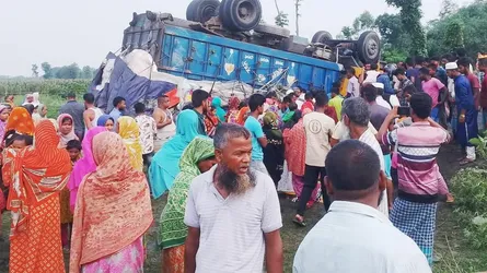লালমনিরহাটে ট্রাক উল্টে বৃদ্ধ নিহত, স্থানীয় জনতার সড়ক অবরোধ