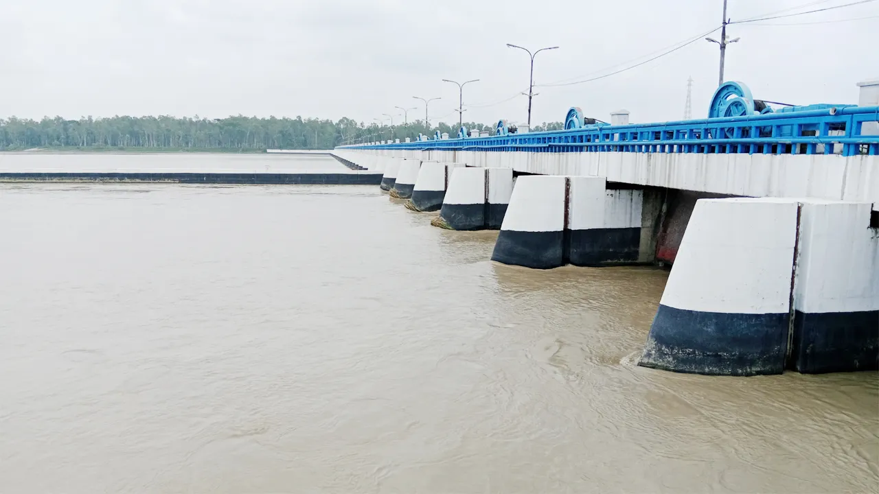 বিপৎসীমার উপর দিয়ে প্রবাহিত হচ্ছে তিস্তার পানি, পানিবন্দী হাজারো মানুষ