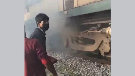 হাতীবান্ধায় ট্রেনের ইঞ্জিনে আগুন, অল্পের জন্য বড় দুর্ঘটনা থেকে রক্ষা