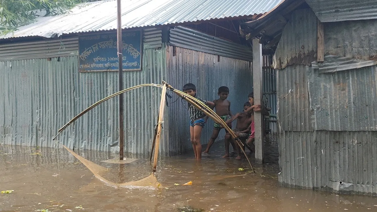উজানের ঢলে লালমনিরহাটে পানিবন্দি মানুষ, চরম বিপাকে ৭ হাজার পরিবার