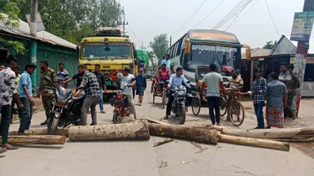 লালমনিরহাটে ট্রেনের দাবিতে মহাসড়ক অবরোধ