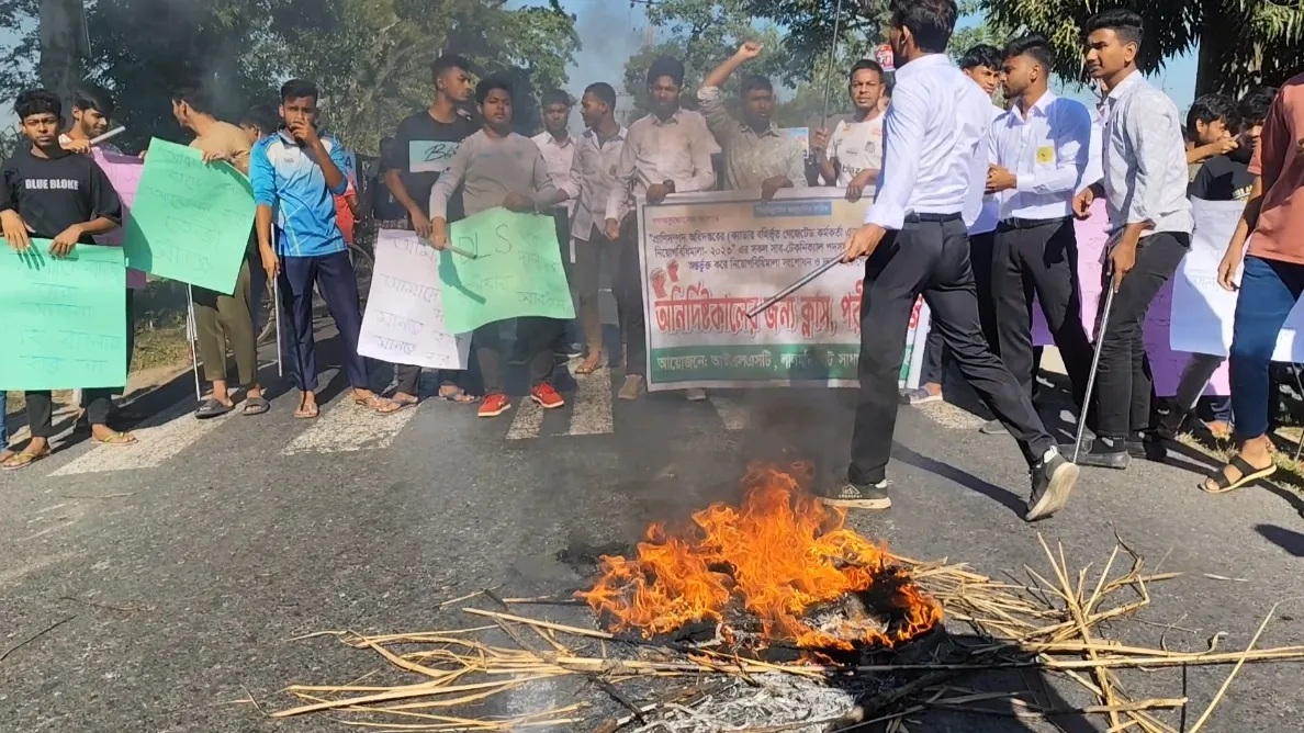 লালমনিরহাট বুড়িমারী মহাসড়কে শিক্ষার্থীদের অবরোধ