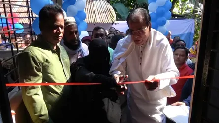 লালমনিরহাটে অসহায় জন্মান্ধ হাফেজা খাদিজার পাশে দাঁড়ালেন বিএনপি নেতা দুলু