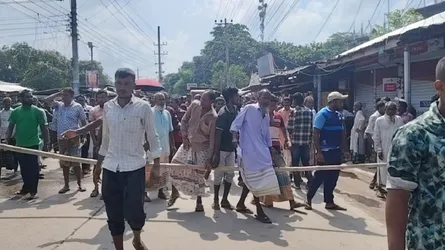 লালমনিরহাটে সারের দাবিতে কৃষকদের মহাসড়ক অবরোধ