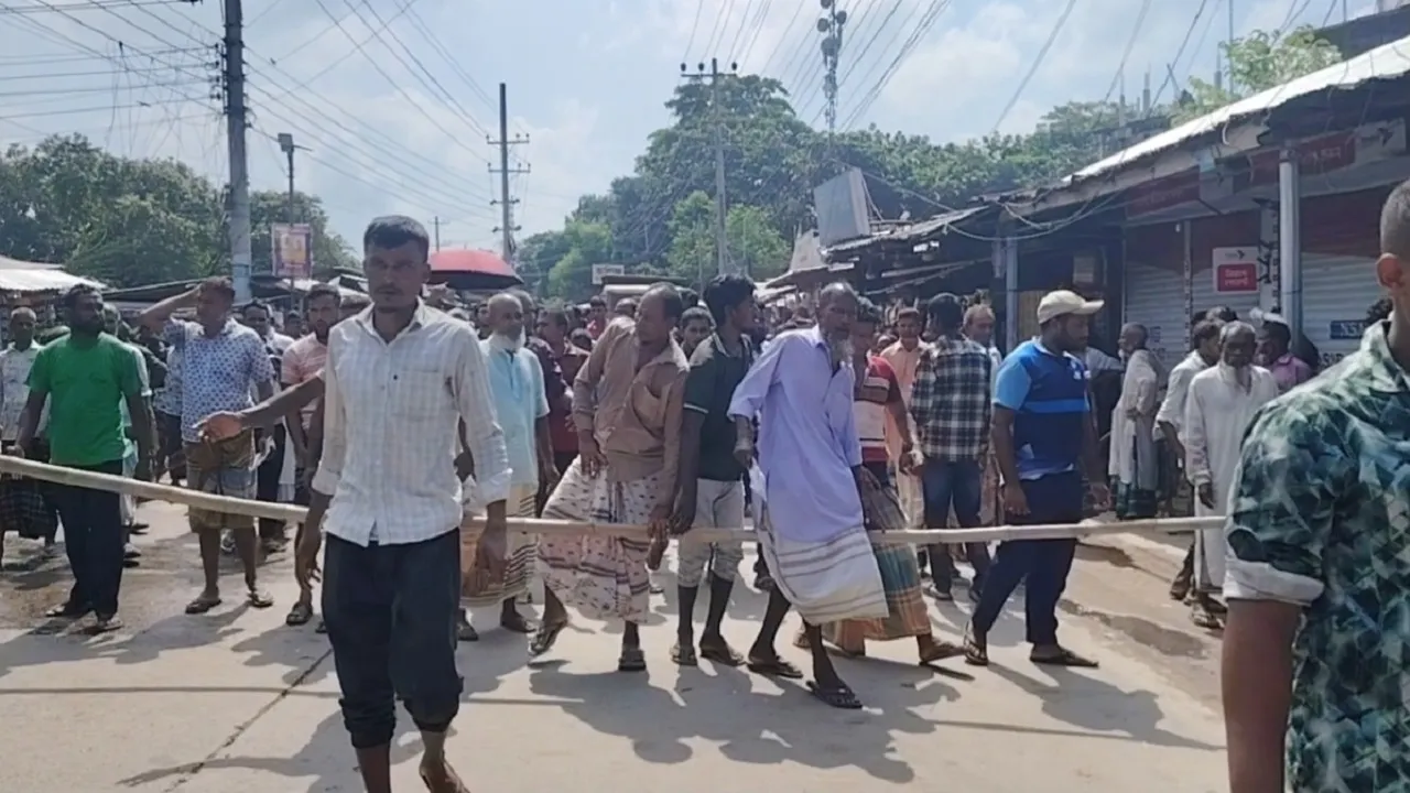 লালমনিরহাটে সারের দাবিতে কৃষকদের মহাসড়ক অবরোধ