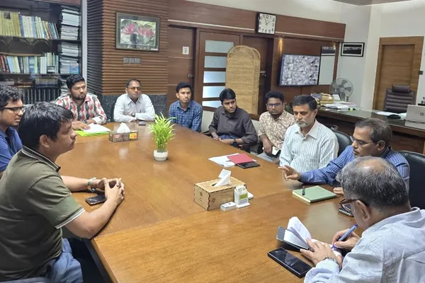 ঊর্ধ্বতন কর্মকর্তার আশ্বাসে লালমনিরহাটে রেল ও সড়কপথ অবরোধ প্রত্যাহার