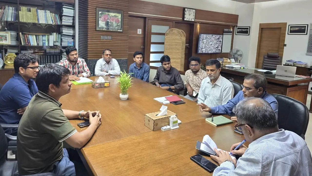 ঊর্ধ্বতন কর্মকর্তার আশ্বাসে লালমনিরহাটে রেল ও সড়কপথ অবরোধ প্রত্যাহার